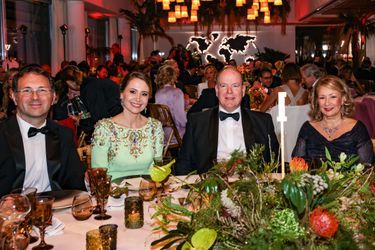 Filippo Ghirelli, sa femme Daniela, le prince Albert II de Monaco et la princesse Heidi von Hohenzollern  le 14 avril 2023 au dîner Rewild The Planet.