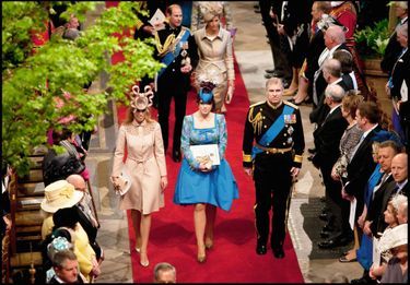 Avec leur père au mariage de Kate et William, à l’abbaye de Westminster, le 29 avril 2011.