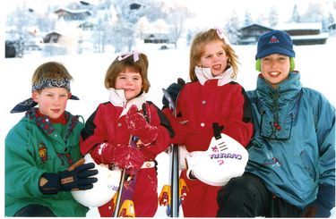 Harry, 10 ans, et William, 12 ans, avec Eugenie, 4 ans, et Beatrice, 6 ans, à Klosters en Suisse, en janvier 1995.