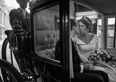 Le 12 octobre 2018 à Windsor, Eugenie épouse son amour de jeunesse, Jack Brooksbank, un entrepreneur qualifié par la reine de « très gentil jeune homme ».