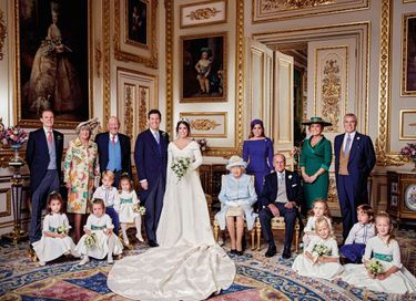 : le couple dans le salon blanc du château, entouré de la famille royale.