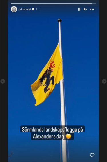 Le drapeau du Södermanland hissé en l'honneur des 7 ans de son duc, le prince Alexander de Suède, le 19 avril 2023