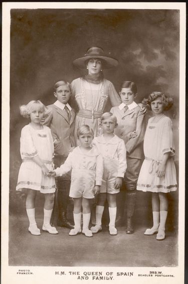 La reine Victoria Eugenie d’Espagne avec ses six enfants