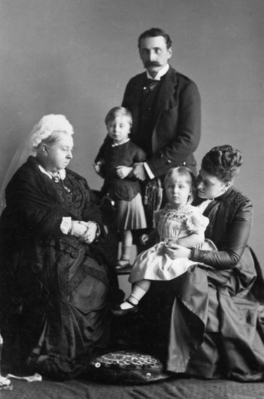 La princesse Victoria Eugenie de Battenberg avec ses parents, son frère aîné et sa grand-mère la reine Victoria en 1889