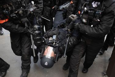 Un CRS sonné est exfiltré de la zone d’affrontement par des collègues de la Brav-M, la Brigade de répression de l’action violente motorisée. Le 13 avril à Paris.