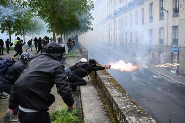 Tir de mortier d’artifice à l’horizontale… À Nantes, rue Straed-Tournefort, non loin de la préfecture de la Loire-Atlantique le 14 avril, peu après l’annonce de la décision du Conseil constitutionnel.