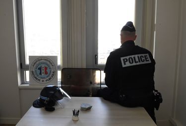 Au commissariat central de Rennes, un policier en état de choc.
