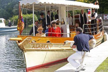 Queen Elizabeth II with swan marker David Barber at the Swan Apping ceremony on July 20, 2009.