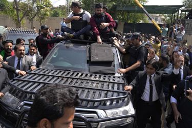 Dispositif de sécurité maximale pour escorter Imran Khan au tribunal de Lahore, le 4 avril. L’ancien Premier ministre doit répondre de plus de 140 chefs d’inculpation.