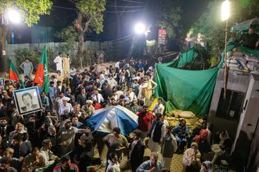 Jour et nuit, les militants de son parti, le PTI, sont massés devant sa propriété de Lahore.