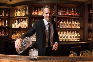En 2018, l’acteur investit dans la marque de gin Aviation American, revendue deux ans plus tard 335 millions de dollars, dividendes non compris.