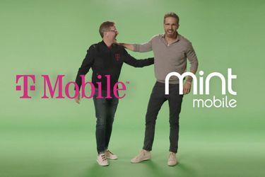 $ 1.35 mil millones es el precio de la adquisición del operador T-Mobile por parte de la empresa emergente Mint Mobile, en la que Reynolds (derecha) posee el 25%.