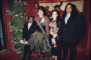 Josiane Balasko avec son fils adoptif Rudy Berry, sa fille Marilou Berry et son compagnon actuel George Aguilar au Fouquet's en 2000.