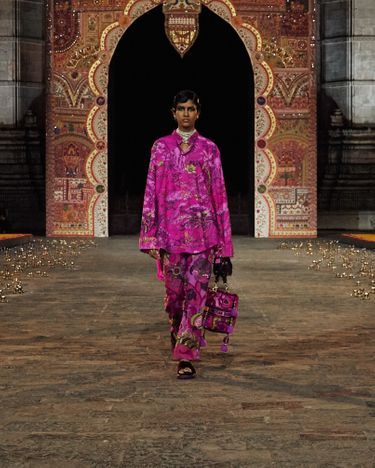 Les mannequins Dior ont défilé sous un toran, suspension en tissu traditionnellement placée à l’entrée des maisons indiennes. Plus de 300 artisans ont œuvré à cette décoration qui a nécessité 35 000 heures de travail et qui concentre vingt-cinq techniques de broderie