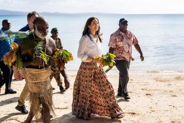 La princesse Mary de Danemark a débuté sa tournée en Océanie dans l’archipel de Vanuata. Ici sur l’île de Pelé le 23 avril 2023