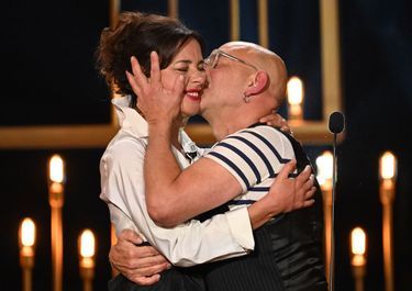Le directeur de théâtre Christian Hecq embrasse son épouse Valerie Lesort qui lui remet le Molière du meilleur acteur, le 24 avril 2023.