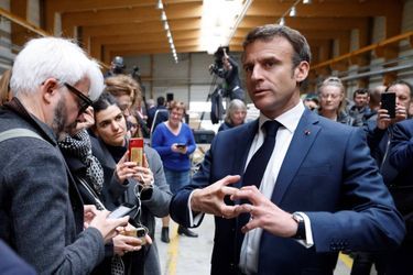 Emmanuel Macron face aux journalistes, dans une entreprise de construction à Muttersholtz (Bas-Rhin), le 19 avril.