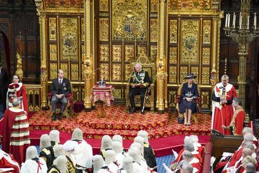 Le prince William, Charles III (alors prince de Galles) et son épouse Camilla (désormais reine) lors de l'ouverture officielle du Parlement à Londres, le 10 mai 2022. En raison de problèmes de mobilité, la reine Elizabeth II avait été représentée par son fils et héritier.