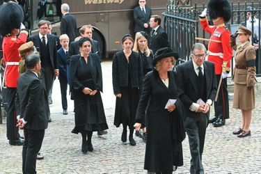 Le clan aux obsèques de la reine Elizabeth. Devant, la sœur de Camilla, Annabel, avec son mari, Simon. À Westminster, le 19 septembre 2022.