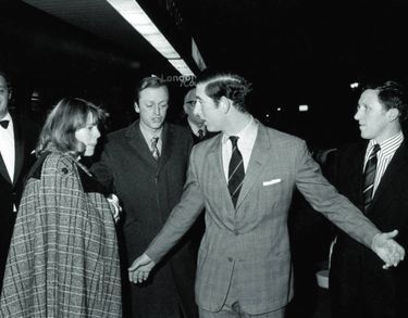 Camilla et Andrew Parker Bowles avec le prince Charles, au Royal Opera House, en 1975.