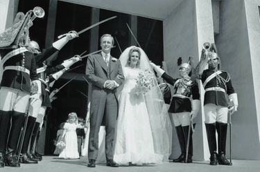 Une garde d’honneur pourle mariage de Camilla et Andrew Parker Bowles aux Wellington Barracks, en 1973.