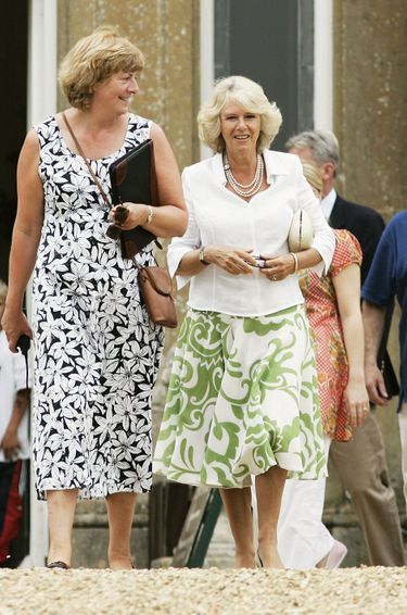 La duchesse Fiona de Lansdowne avec la duchesse de Cornouailles Camilla à Bowood House, le 22 juillet 2006