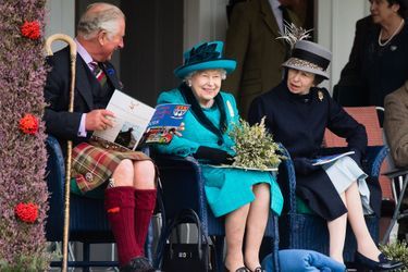Le prince Charles, la reine Elizabeth II et la princesse Anne, à Braemar en Écosse, le 1er septembre 2018.