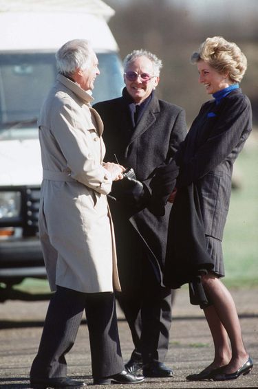 La princesse Diana avec l'attaché de presse du palais de Buckingham Dickie Arbiter (au centre) et Ron Bell, en 1990.