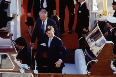 Le prince Charles avec Dickie Arbiter, alors attaché de presse du Palais, lors d'une tournée royale au Canada en 1991.