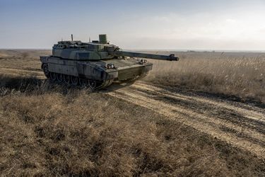 Le char Leclerc : 54 tonnes d’acier pouvant atteindre la vitesse de 70 km/h sur route, tout en tirant des obus de 120 millimètres ! Sur les rives de la mer Noire, dans le plus grand centre d’entraînement de Roumanie.