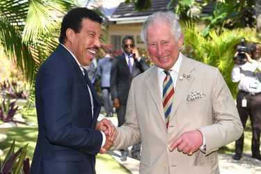 Le roi Charles III, alors prince de Galles, avec le chanteur Lionel Richie lors d'un voyage officiel à la Barbade, en 2019.