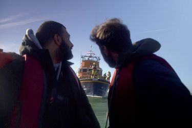 Après cinq heures en mer, les clandestins voient apparaître les bénévoles de la Royal National Lifeboat Institution.