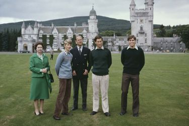 La reine Elizabeth II, son époux le prince Philip et leurs trois fils, le prince Edward, le prince Charles et le prince Andrew, à Balmoral, le 20 septembre 1979.