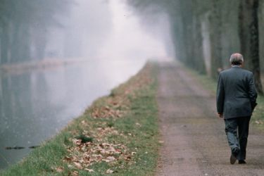 Pierre Bérégovoy marchant sur l’un de ces chemins de halage qu’il aimait tant, le 13 février 1993.