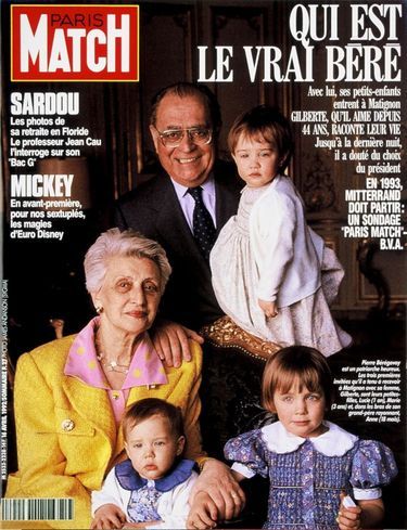 Pierre Bérégovoy pose avec son épouse, Gilberte, et leurs petites-filles, Anne, Lucie et Marie, à l’occasion de leur entrée à Matignon, en avril 1992.