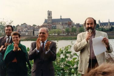 Ce 1er mai 1993, Pierre Bérégovoy, alors député et maire de Nevers, assiste à une remise de prix au Canoë Club. Il est 17 h 30, moins d’une heure avant son passage à l’acte. À sa droite, Sylvain Lesport, son garde du corps, dont il subtilisera l’arme de service.