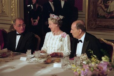 Échange complice entre Pierre Bérégovoy et la reine Elizabeth II lors du dîner de gala organisé en son honneur à l’Élysée, le 9 juin 1992.