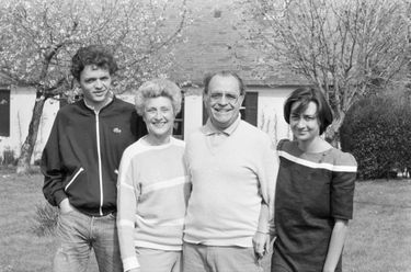 En avril 1984, Gilberte et Pierre Bérégovoy posent avec deux de leurs trois enfants, Pierre et Lise, dans le jardin de leur résidence secondaire à Saint-Martin-aux-Buneaux. Seule l’aînée, Catherine, manque à l’appel.