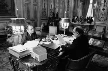 François Mitterrand dans son bureau du palais de l’Élysée, le 12 décembre 1981. Pierre Bérégovoy est alors secrétaire général de l’Élysée.