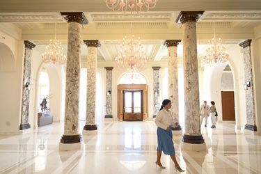 Le lobby débarrassé de ses cloisons. Il a fallu gratter sept couches de peinture pour rendre leur aspect aux colonnes en stuc de marbre.