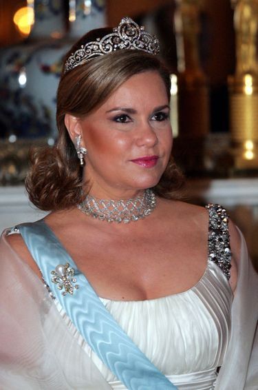 La grande-duchesse Maria Teresa de Luxembourg porte «choker tiara» de Chaumet, en collier, à Stockholm, le 15 avril 2008
