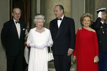 La reine Elizabeth, le prince Philip, Jacques Chirac et son épouse Bernadette au Musée du Louvre à Paris, le 5 avril 2003.