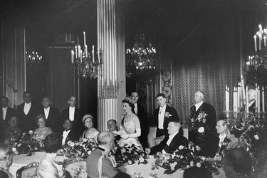 11 avril 1957 : Elizabeth II donne un discours à l’Elysée, avec sa droite le président français René Coty.