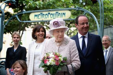 Anne Hidalgo (maire de Paris) et le président français François Hollande accompagnent la reine Elizabeth II lors de sa visite du marché aux fleurs de Paris le 7 juin 2014.