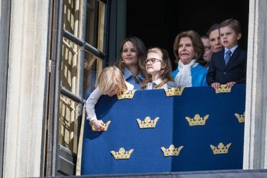 La famille royale de Suède devait se serrer à la fenêtre du Palais royal de Stockholm. Ici le 30 avril 2022