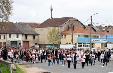 Proches et anonymes, ils étaient plus de 500 à montrer leur soutien dans les rues de Rambervillers, le 29 avril.