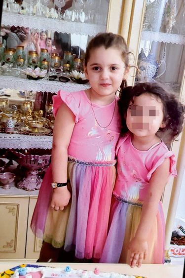 Rose (à g.) avec sa sœur Natalia, 3 ans, lors de son 5e anniversaire. Sur le gâteau, sa photo à côté de la Reine des neiges, dont elle était fan.