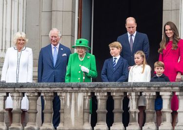 Camilla et Charles avec la reine Elizabeth, le prince William, Kate Middleton et leurs enfants George, Charlotte et Louis, lors du jubilé de platine célébrant les 70 ans de règne d'Elizabeth II, le 5 juin 2022 à Londres.