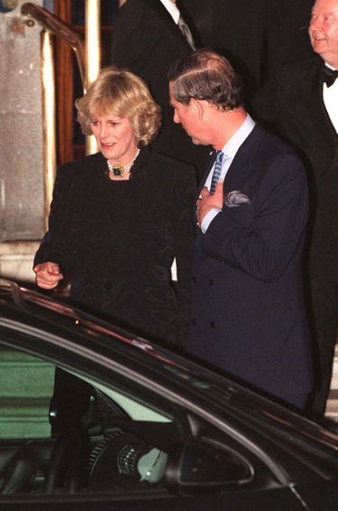 Le prince Charles et Camilla lors de leur première apparition publique en tant que couple, à Londres, en 1999.