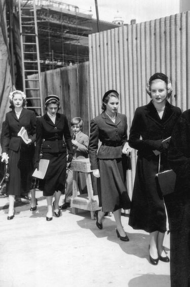 Les demoiselles d'honneur d'Elizabeth II lors des répétitions pour la cérémonie du couronnement, à Londres, le 20 mai 1953. De gauche à droite : Lady Rosemary Mildred Spencer-Churchill, Lady Jane Vane-Tempest-Stewart, Lady Jane Heathcote-Drummond-Willoughby et Lady Anne Coke.